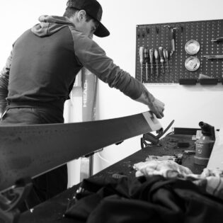 OPERATORE DI SKI SERVICE E RIPARAZIONI AL LAVORO
